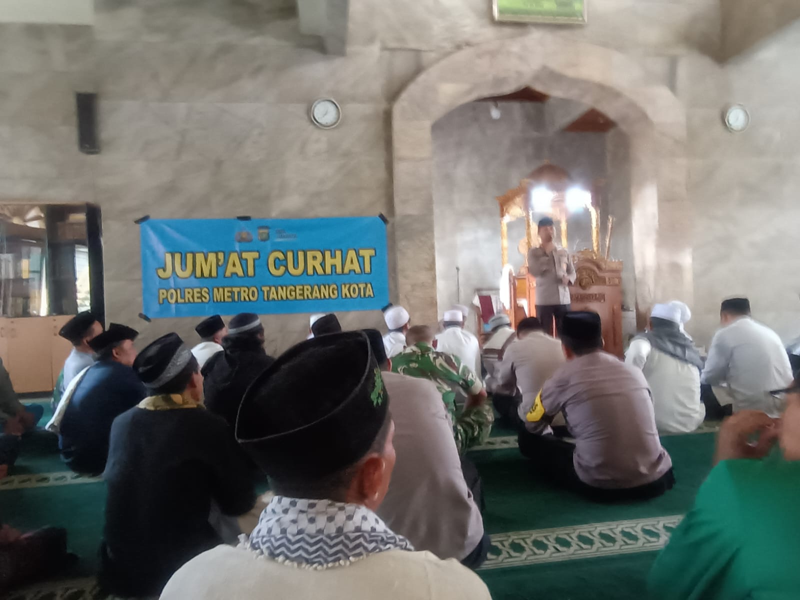 Kapolres Metro Tangerang Kota Laksanakan Jum’at Curhat melalui Sholat Jum’at Keliling di Batuceper