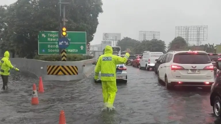 Genangan Air 40 Cm di Rawa Bokor Sebabkan Macet 1 Km di Tol Cengkareng