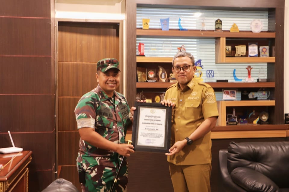 Dandim Jeneponto, Serahkan Piagam Penghargaan Danrem, Kepada Bupati Paris