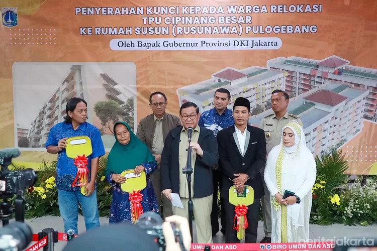 Pramono Serahkan Kunci Rusunawa untuk Warga Eks TPU Kebon Nanas