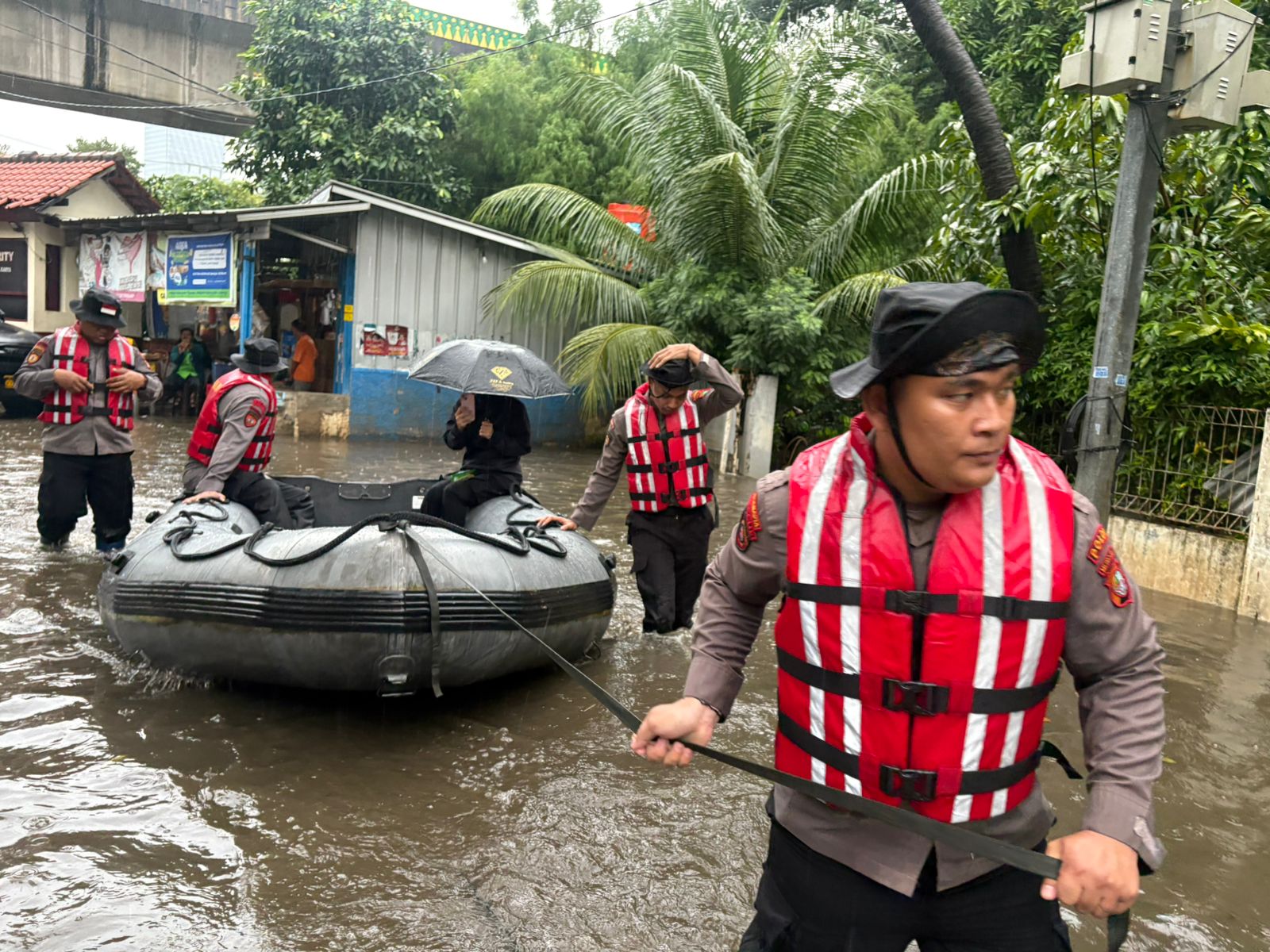 Polda Metro Jaya Evakuasi Warga Terdampak Banjir di Asrama Polisi Pondok Karya