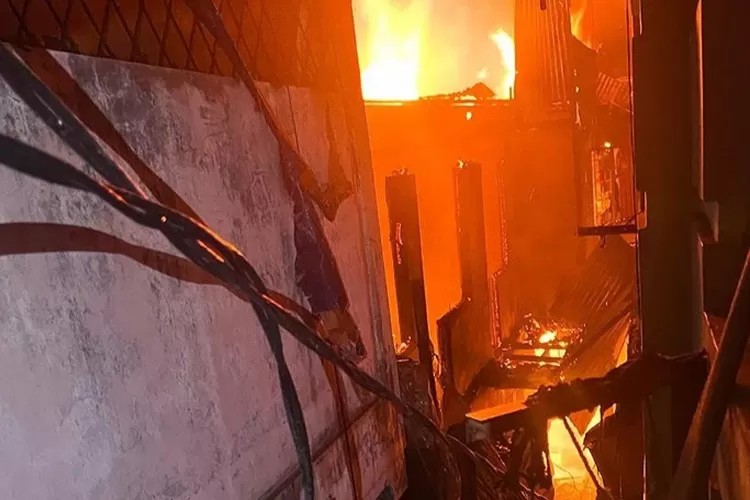 Kebakaran Hebat di Tambora Jakarta Barat: 14 Rumah Hangus, Kerugian Rp1,7 Miliar