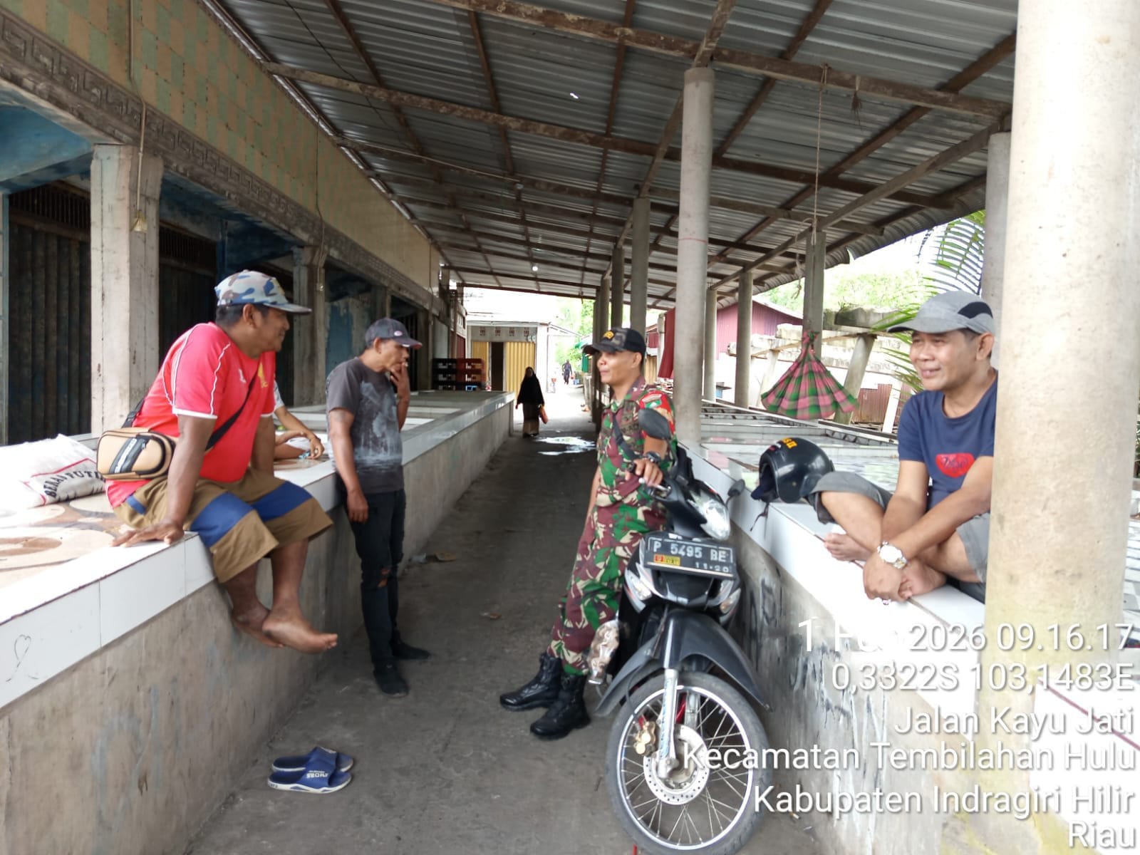 Babinsa Koramil 01/Tembbilahan Beri Arahan Pedagang Jaga Stabilitas Harga Jual