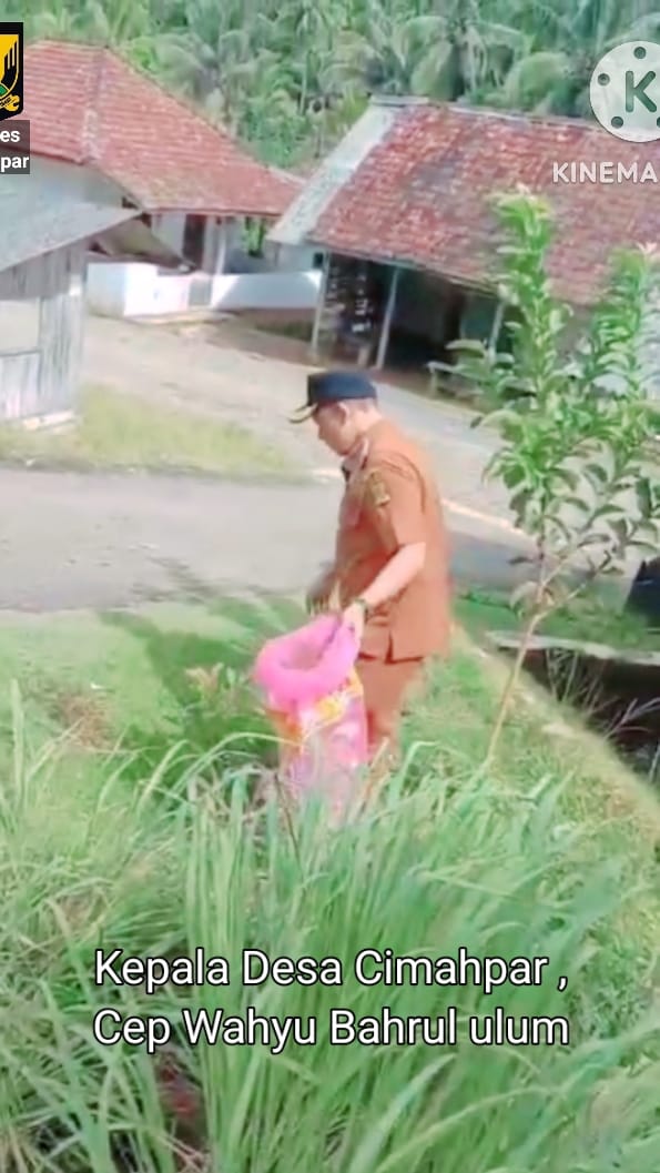 Kades Cimahpar Laksanakan Giat Bersih Di lingkungan Sekitar Desa