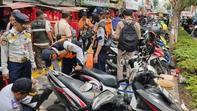 Puluhan Motor Terparkir di Trotoar Pecinan Glodok Jakbar Dirazia Petugas