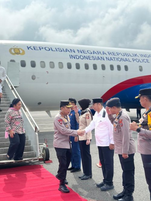 Bupati Taput Sambut Kapolri dan Ketua Komisi IV DPR RI di Bandara Silangit