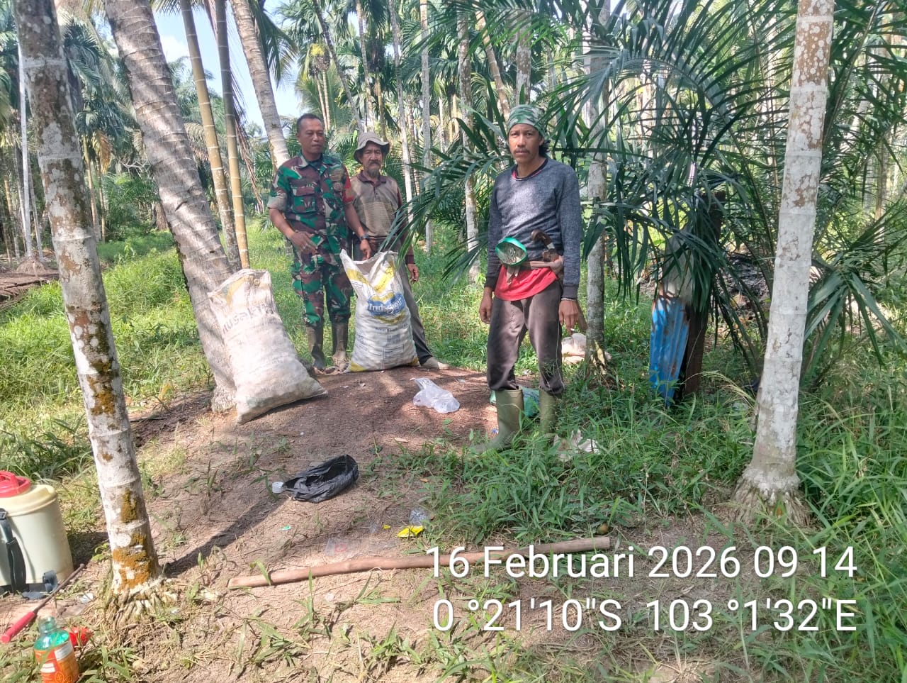 Babinsa Sertu Suratno Intensif Patroli Tapal Batas, Cegah Sengketa Agraria di Tembilahan Hilir