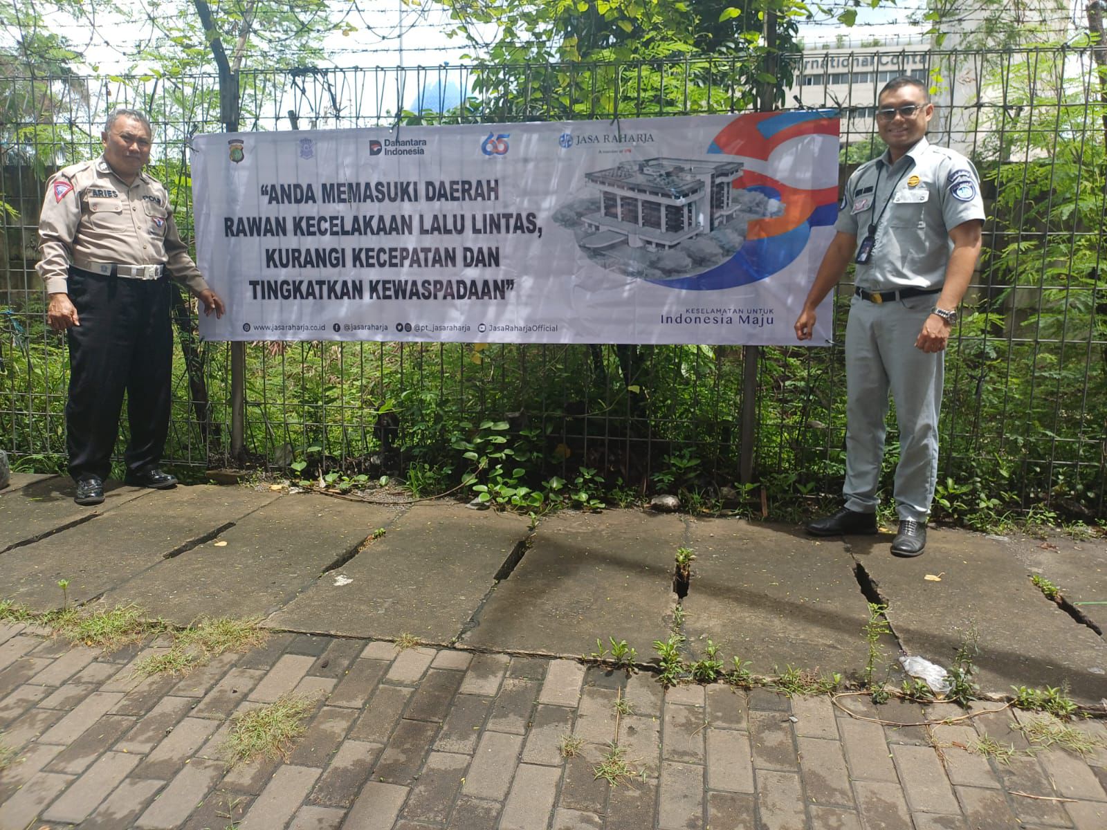 Tekan Angka Kecelakaan, Jasa Raharja Pasang Spanduk Edukasi di Jakarta Utara