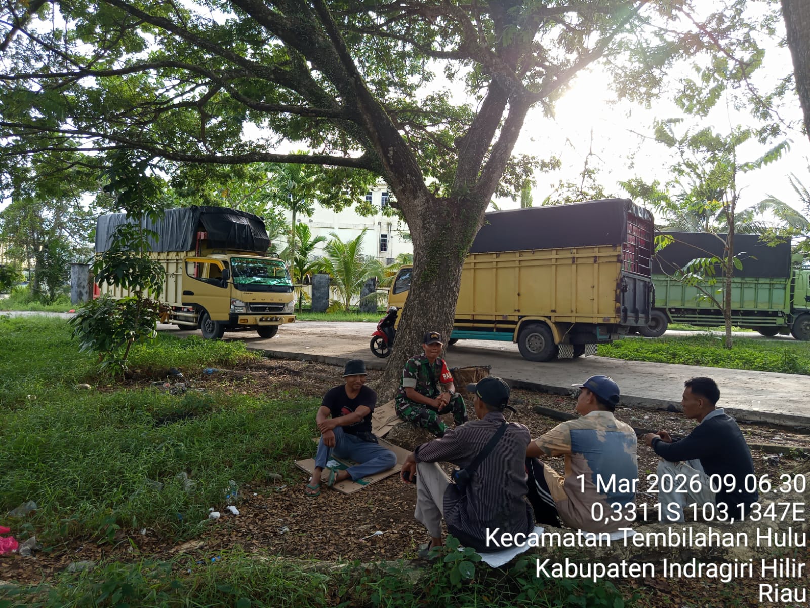 Di Tengah Terik dan Puasa Ramadan, Babinsa Tembilahan Hulu Turun Tangan Rangkul Ketua Buruh Demi Kesejahteraan Pekerja