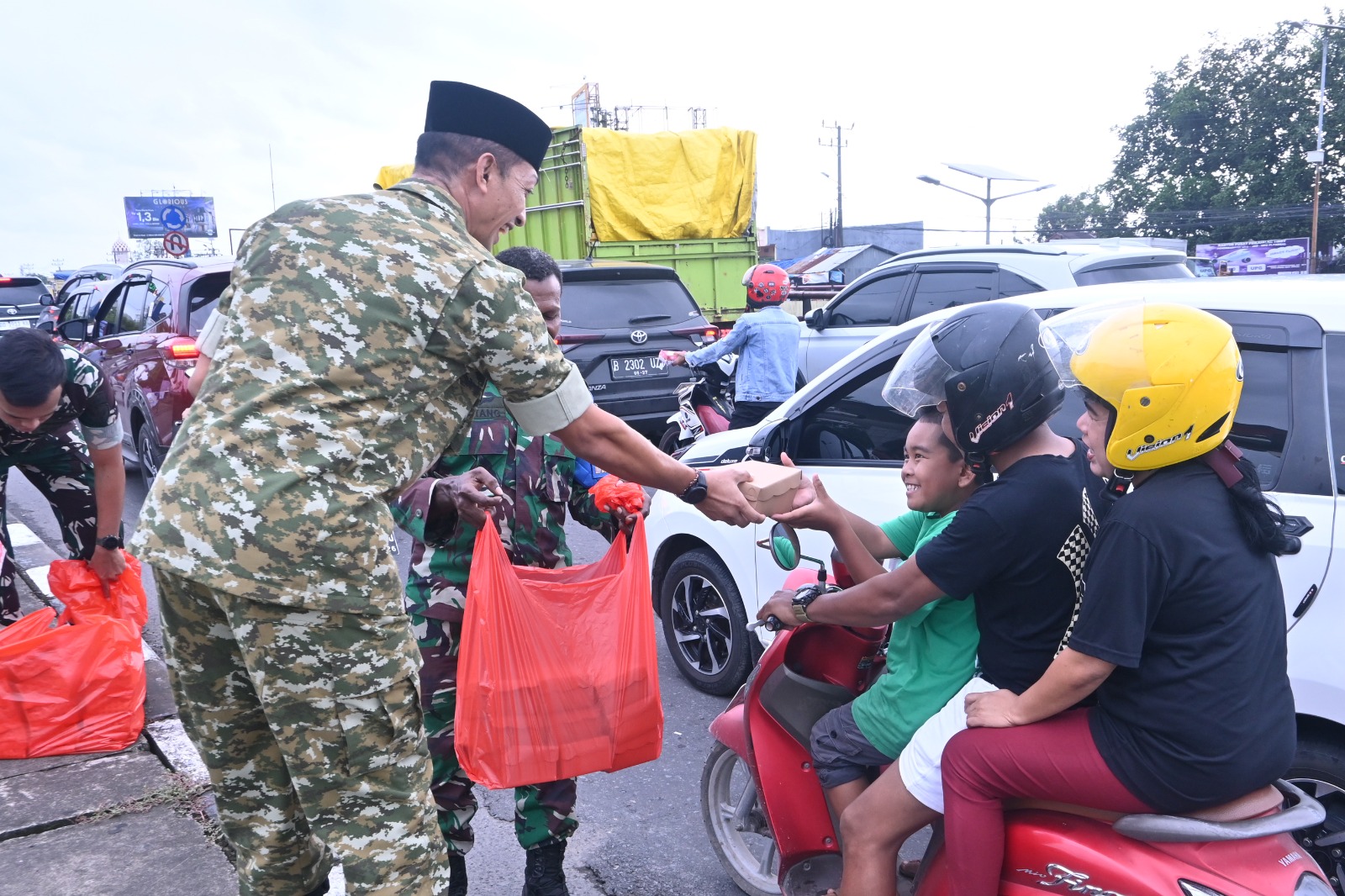 Tebar Kepedulian di Bulan Ramadan, Lanud Sultan Hasanuddin Berbagi Takjil