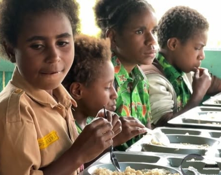 Toleransi di Bulan Suci:Pos Kotis Satgas Swasembada Yonif 751/VJS Tetap Gelar Makan Bersama Anak- anak Sepulang Sekolah