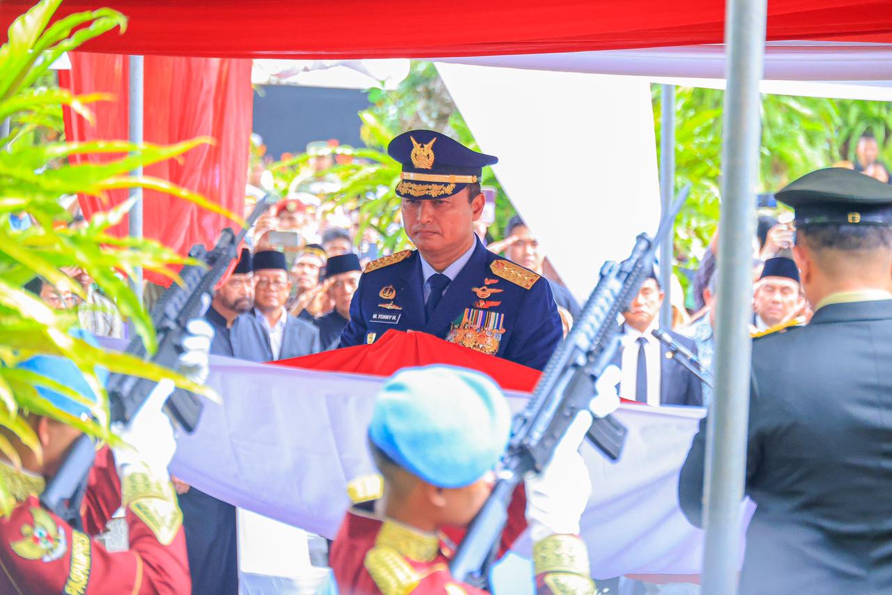 Bangsa Indonesia Berduka, Kasau Hadiri Upacara Pemakaman Jenderal TNI (Purn.) Try Sutrisno