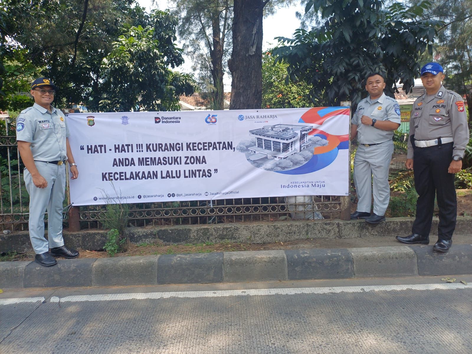 Tekan Angka Kecelakaan, Jasa Raharja Pasang Spanduk Imbauan di Titik Rawan Jakarta Utara