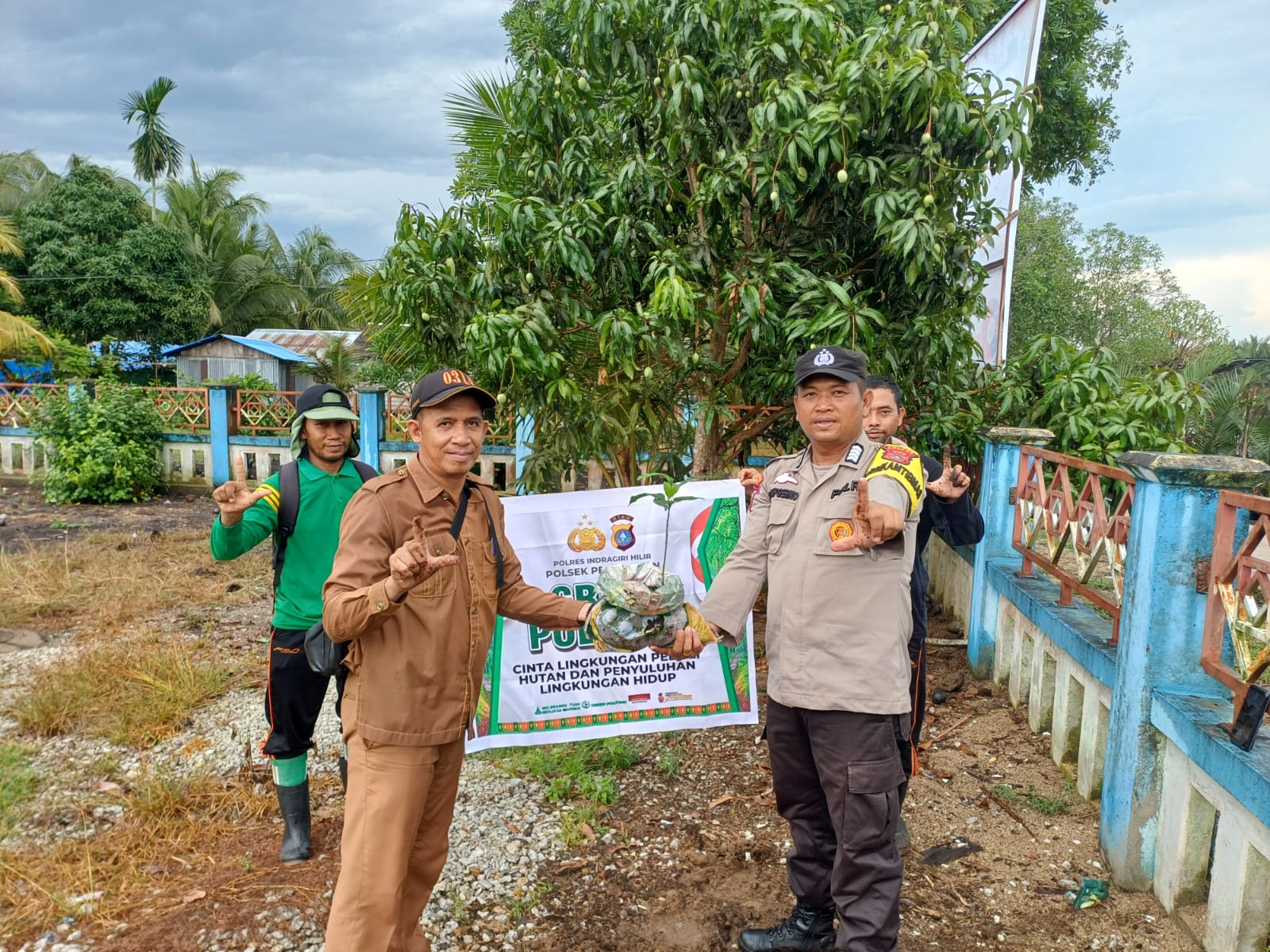 Bhabinkamtibmas Polsek Pelangiran Implementasikan Green Policing, Ajak Perangkat Desa Cinta Lingkungan