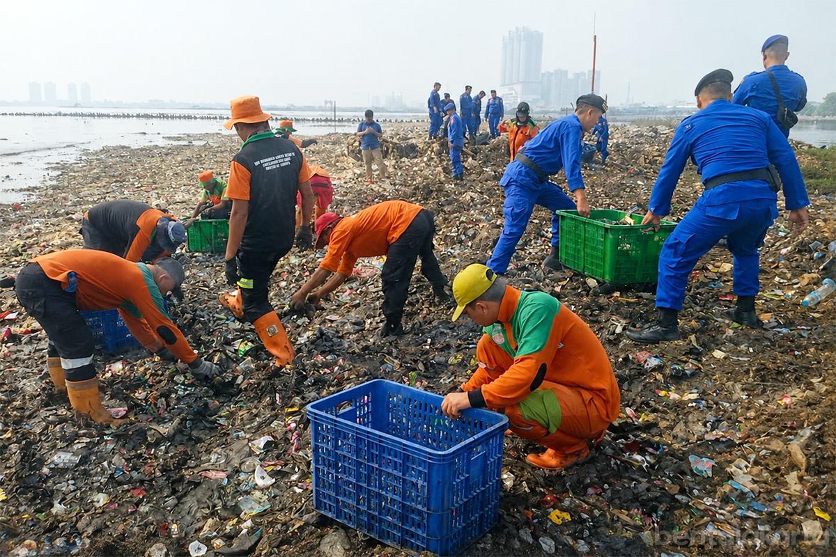 Muara Angke Disulap Jadi Gunungan Lumpur Sulit Dibersihkan