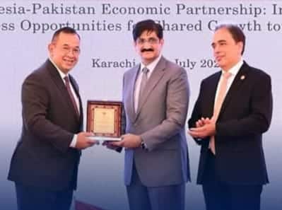 Dubes RI Chandra W. Sukotjo Terima Plakat Kehormatan Pada Indonesia- Pakistan Investment and Business Forum di Karachi