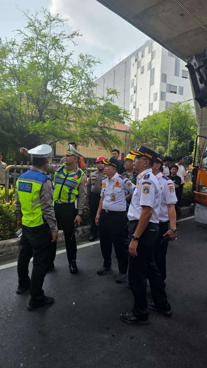 JPO Tendean Ditabrak Truk Alat Berat, Polisi Alihkan Arus Lalu Lintas