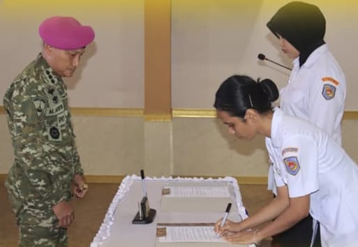 Danrumkital Marinir Cilandak Pimpin Pengambilan Sumpah Rahasia Informasi Kesehatan Pasien Kepada 30 Staf Non Nakes