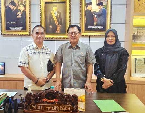 Haji Ninong Terharu,Prof. dr. Terawan Rendah Hati dan Turun Langsung Ambil Darah Untuk Imunoterapi