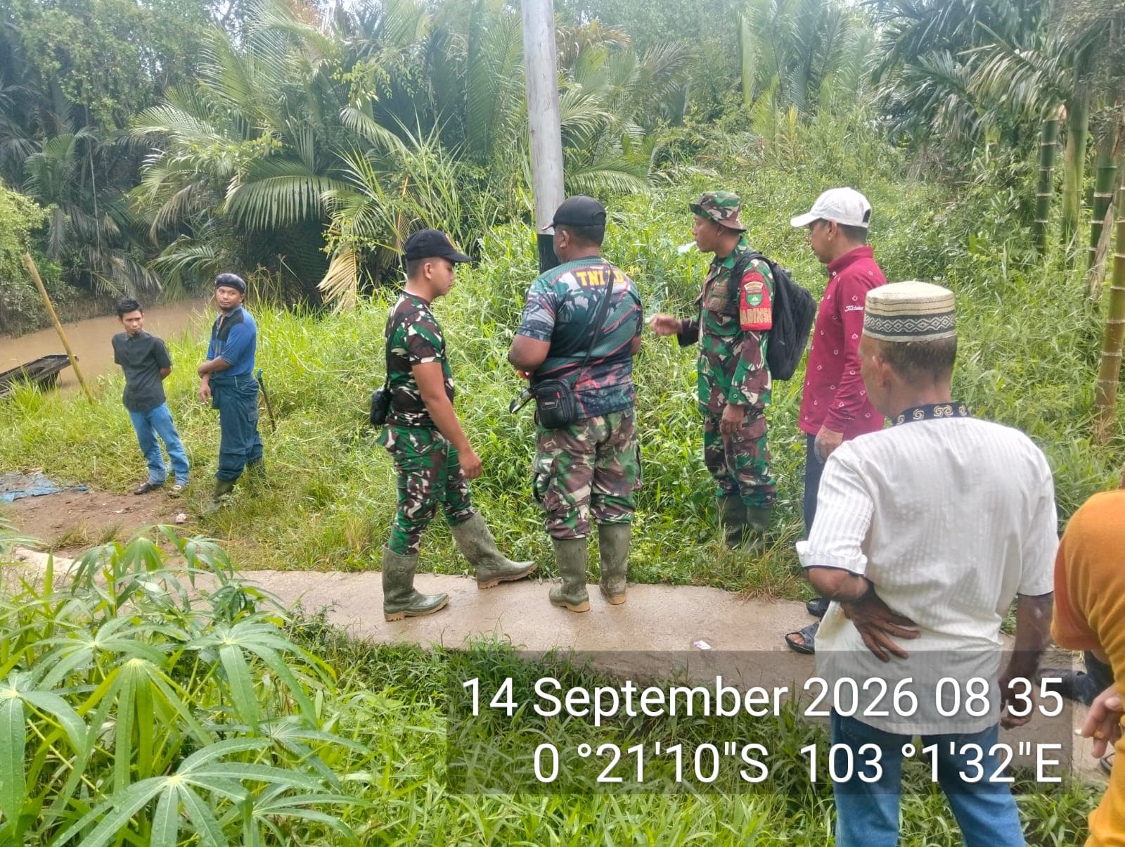 Babinsa Sertu Suratno Gelar Patroli Pemeliharaan Patok Tapal Batas di Tembilahan Hilir