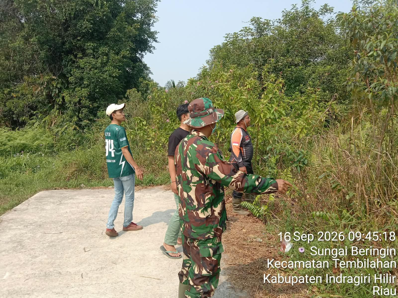Jaga Wilayah Terluar, Babinsa Serma Nuryadi Patroli dan Sosialisasi Tapal Batas di Tembilahan Hilir