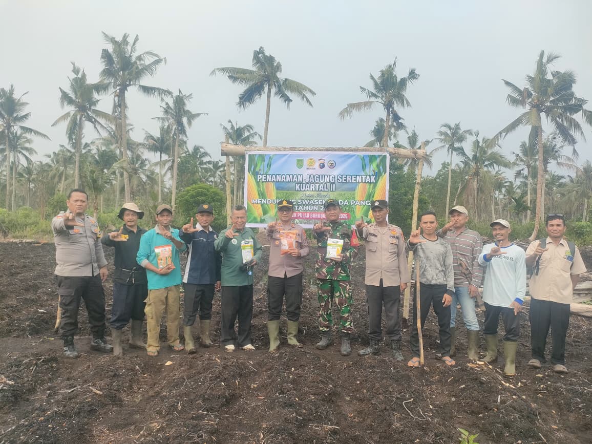 Dukung Ketahanan Pangan Nasional, Koramil 11/Pulau Burung Bersama Polsek dan Warga Tanam Jagung di Desa Sri Danai Jaya