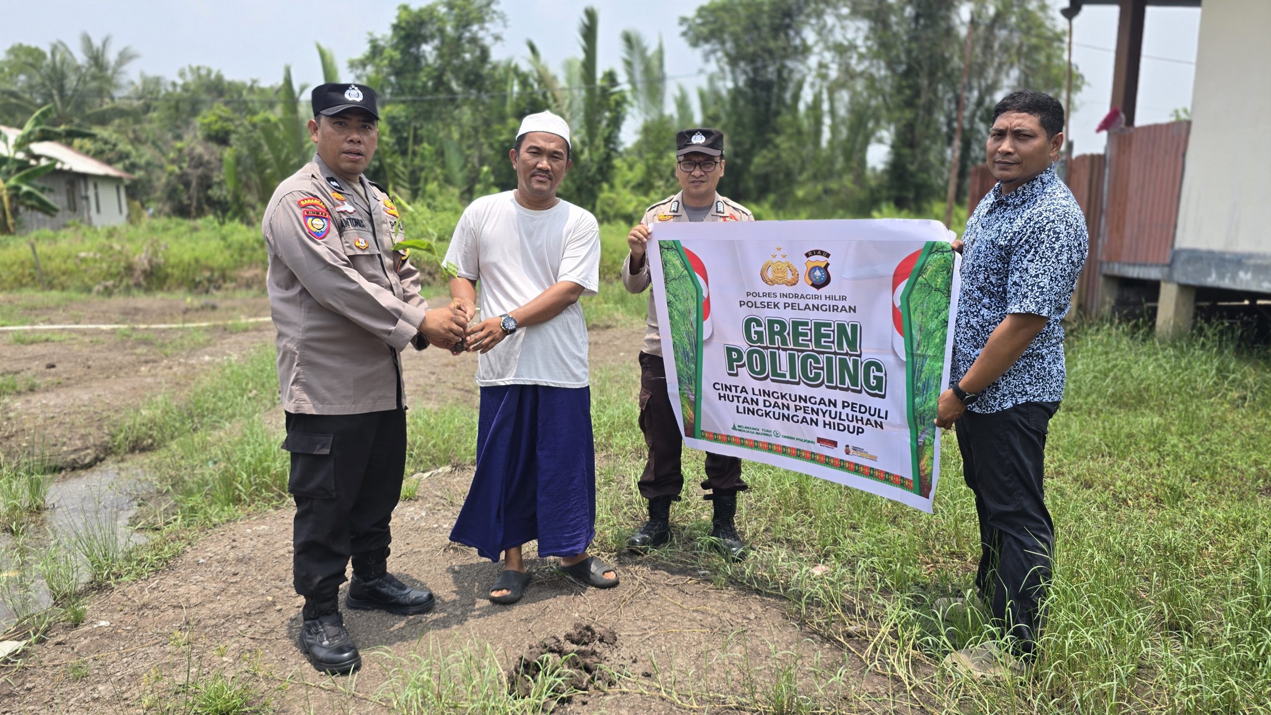 Bhabinkamtibmas Polsek Pelangiran Implementasikan Program Kapolda Riau WORK SHOP GREEN POLICING, Ajak Warga Cinta Lingkungan Sejak Dini